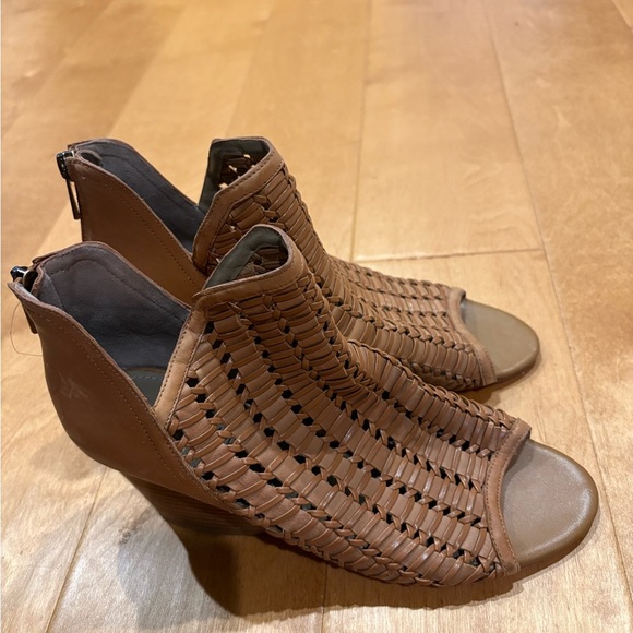 DONALD J PLINER
Jacqi Woven Leather Wedge Heel booties sandals leather tan 8 - Picture 2 of 7